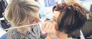 Lust auf Farbe. Auf Lehrstellen im Kosmetikbereich bewerben sich mehr Jugendliche, als es Stellen gibt. 
