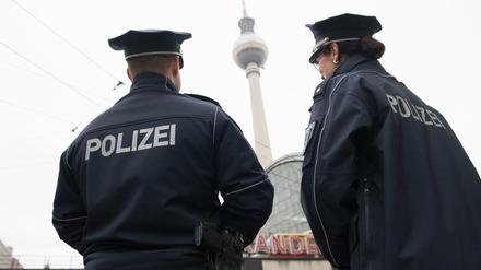 Im Einsatz. Der Alexanderplatz ist einer der Kriminalitätsbrennpunkte der Stadt.