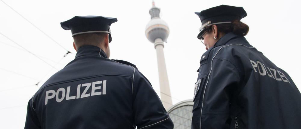 Im Einsatz. Der Alexanderplatz ist einer der Kriminalitätsbrennpunkte der Stadt.