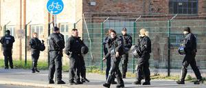 Rostock: Polizeibeamte stehen während eines Einsatzes auf einer Straße in der Kröpeliner-Tor-Vorstadt vor dem Pokalspiel des FC Hansa Rostock gegen den 1. FC Nürnberg.
