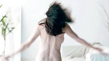 Sexualität als Spiel. Laura (Laura Benson) hat sich ihrem Körper entfremdet und sucht Menschen auf, mit denen sie Grenzüberschreitungen testen kann.