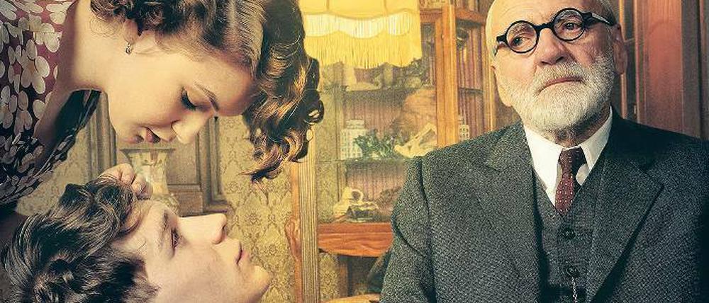 Auf der Couch. Franz (Simon Morzé) sucht Professor Sigmund Freud (Bruno Ganz, r.) auf, wegen seiner unglücklichen Liebe zur Varietétänzerin Anezka (Emma Drogunova).