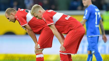 Synchron enttäuscht. Die Stuttgarter Baumgartl (rechts) und Badstuber verlieren mit dem neuen Trainer noch höher als zuvor.