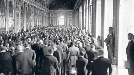 Schlussstrich? Zuschauer der Unterzeichnung des Friedensvertrages in Versailles am 28. Juni 1919.