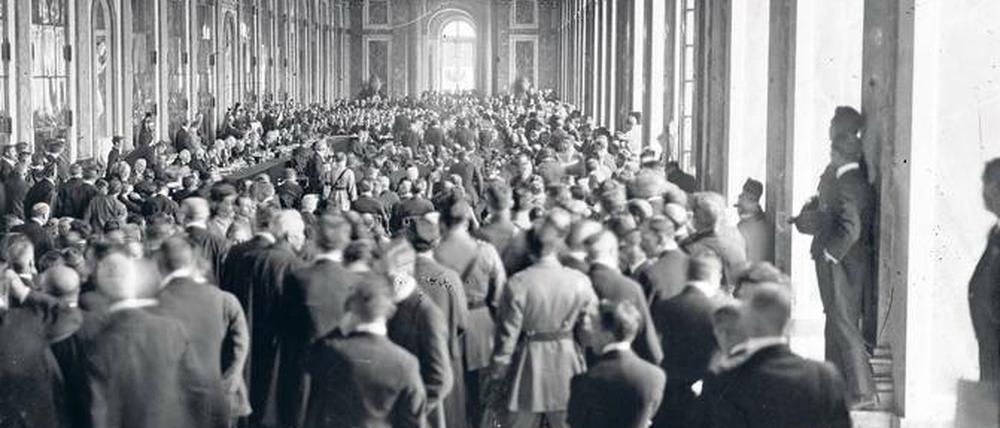 Schlussstrich? Zuschauer der Unterzeichnung des Friedensvertrages in Versailles am 28. Juni 1919.