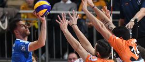 Berlins Adam White und Nicolas Le Goff (r.) und Friedrichshafens David Sossenheimer (l.) kämpfen um den Ball.