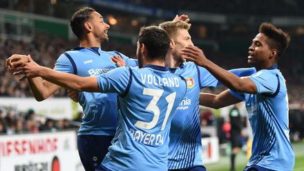 Leverkusens Kevin Volland (2vl) jubelt mit Karim Bellarabi (l), Mitchell Weiser und Wendell (r) über sein Tor zum 1:0.