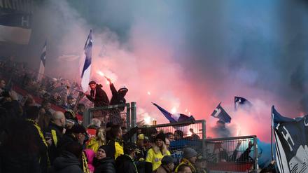 Kurvendiskussion läuft. Berliner Anhänger fielen am Samstag negativ in Dortmund auf. Nun diskutiert man beim DFB wieder über Kollektivstrafen. 