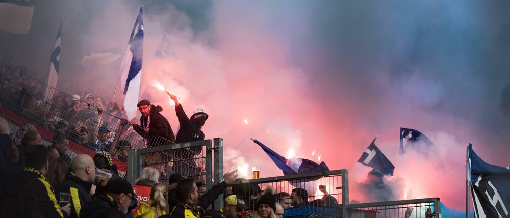Kurvendiskussion läuft. Berliner Anhänger fielen am Samstag negativ in Dortmund auf. Nun diskutiert man beim DFB wieder über Kollektivstrafen.