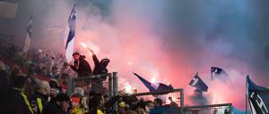 Kurvendiskussion läuft. Berliner Anhänger fielen am Samstag negativ in Dortmund auf. Nun diskutiert man beim DFB wieder über Kollektivstrafen. 