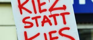 «Kiez statt Kies». Demonstranten protestieren gegen steigende Mieten und mögliche Räumungen im Berliner Stadtteil Kreuzberg.