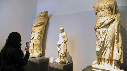 Antike Artefakte. Bild von der Eröffnungszeremonie.