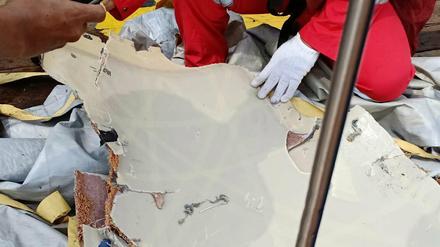 Suchtrupps haben 70 Kilometer vor Jakarta Wrackteile entdeckt.