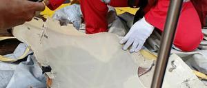 Suchtrupps haben 70 Kilometer vor Jakarta Wrackteile entdeckt.