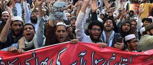Anhänger der islamistischen Partei Jamiat Ulema-e-Islam-Fazl (JUI-F) protestieren in Pakistan gegen die Freilassung von Asia Bibi. 