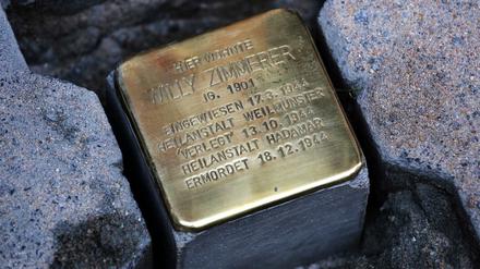 Vor einem Jahr wurden in Neukölln 16 Stolpersteine von Widerstandskämpfern entwendet. Bis heute fehlt jede Spur.