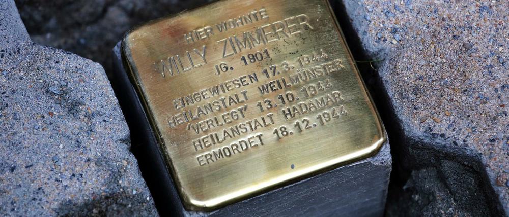 Vor einem Jahr wurden in Neukölln 16 Stolpersteine von Widerstandskämpfern entwendet. Bis heute fehlt jede Spur.