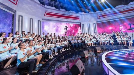 Gäste der TV-Show "Sozialismus ist schick" über Chinas Präsidenten Xi Jinping sitzen im TV-Studio in Peking. Die Quizshow im chinesischen Staats-TV soll helfen, Präsident Xi bei der Jugend beliebter zu machen. 
