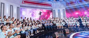 Gäste der TV-Show "Sozialismus ist schick" über Chinas Präsidenten Xi Jinping sitzen im TV-Studio in Peking. Die Quizshow im chinesischen Staats-TV soll helfen, Präsident Xi bei der Jugend beliebter zu machen. 