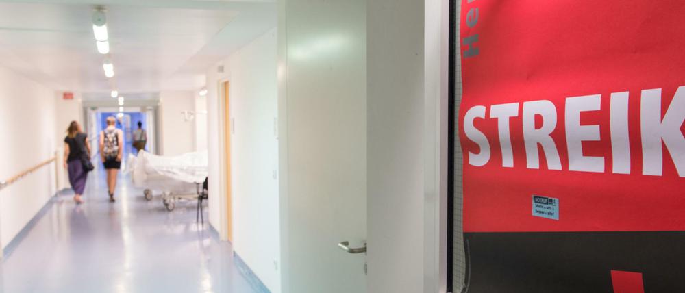 Ein Streik-Plakat hängt in einem Gebäude der Charité während des Ausstandes der Pflegekräfte im Sommer 2015.