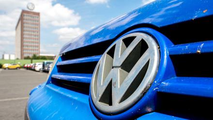 Ein Volkswagenlogo an einem VW Golf vor dem Unternehmenssitz von VW. 