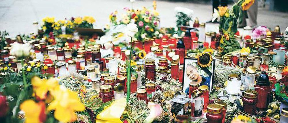 Blumenmeer am Tatort.