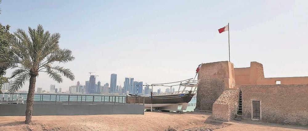 In Bahrain schauen sich Touristen die Festung Bu Maher an.