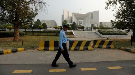 Ein Polizist vor dem Obersten Gerichthof Pakistans in Islamabad