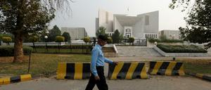 Ein Polizist vor dem Obersten Gerichthof Pakistans in Islamabad