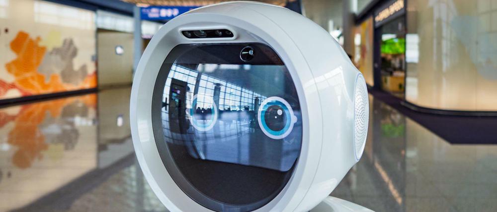 Ein Roboter hilft Reisenden am Internationalen Flughafen Incheon bei Seoul.