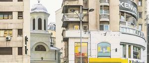 Versteckt. Das Foto der Neuen-Sankt-Johannes- Kirche gehört zur Serie „Mobile Churches“ (2013-17), die Anton Roland Laub in Bukarest aufgenommen hat.