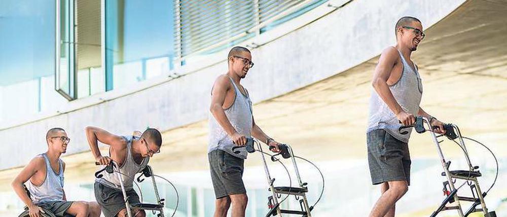 Vom Rollstuhl zum Rollator. David Mzee, einer der drei Querschnittsgelähmten, die an der Studie teilnahmen. 