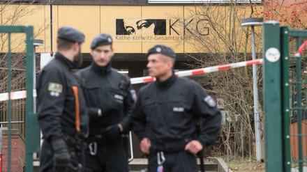 Polizisten sichern am 23.01.2018 in Lünen (Nordrhein-Westfalen) die Käthe Kollwitz Gesamtschule. 