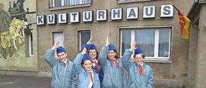 Immer bereit! Junge Pioniere vor einem staatlichen Zweckbau.