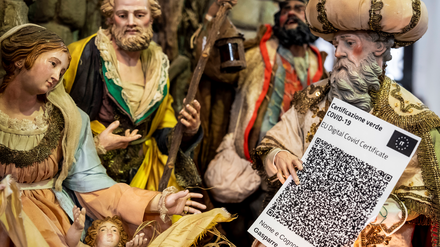 Ihr Kinderlein, impfet! In Neapel haben die Figuren der traditionellen Weihnachtskrippe anno 2021 einen Covid-Green-Pass.
