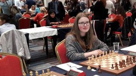 Annmarie Mütsch (mit den weißen Steinen) an Brett 1 vor der 11. Runde