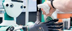 Intelligente Roboter könnten Menschen bald einfache Tätigkeiten vermehrt abnehmen. 