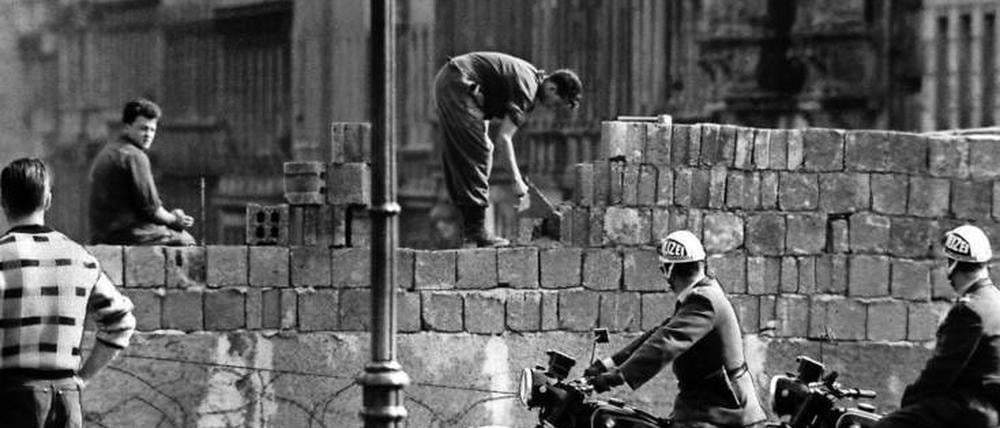 Mit dem Jahr 1961 und dem Mauerbau beginnt die umfang- und abwechslungsreiche Chronik Berlins, das Jahr der Wiedervereinigung bildet den vorläufigen Schlusspunkt.