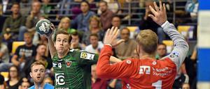 Bjarki Mar Ellison im Duell mit Stuttgarts Torwart Johannes Bitter, an dem die Füchse immer wieder scheiterten.