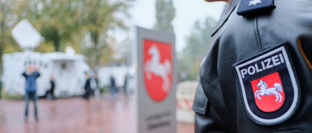 Ein Polizist vor der Halle, in der der Prozess gegen den Krankenpfleger stattfindet.