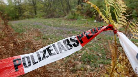 Mit Flatterband hat die Polizei in Wenden in einem Waldstück nahe des Schulzentrums ein Gebiet abgesperrt. 