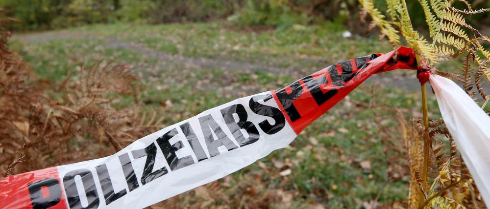 Mit Flatterband hat die Polizei in Wenden in einem Waldstück nahe des Schulzentrums ein Gebiet abgesperrt. 