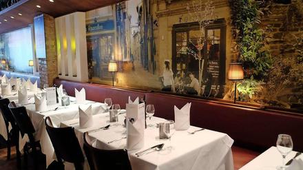 Frankophile Fototapeten schaffen die passende Atmosphäre im Restaurant Belmondo in Charlottenburg.