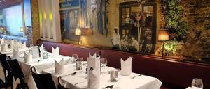 Frankophile Fototapeten schaffen die passende Atmosphäre im Restaurant Belmondo in Charlottenburg.