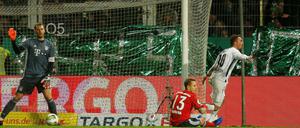 Der Nationaltorwart-Bezwinger. Linus Meyer (r.) dreht jubelnd ab - Bayern-Keeper Manuel Neuer und Rafinha schauen bedröppelt drein.