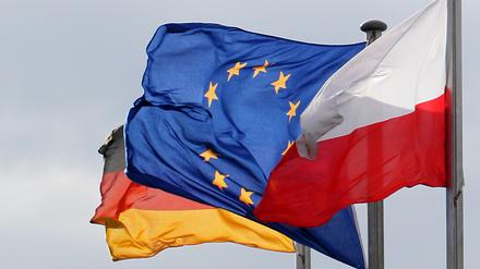 Am deutsch-polnischen Grenzübergang in Frankfurt (Oder) wehen die Fahnen von Deutschland, der Europäischen Union (EU) und von Polen.