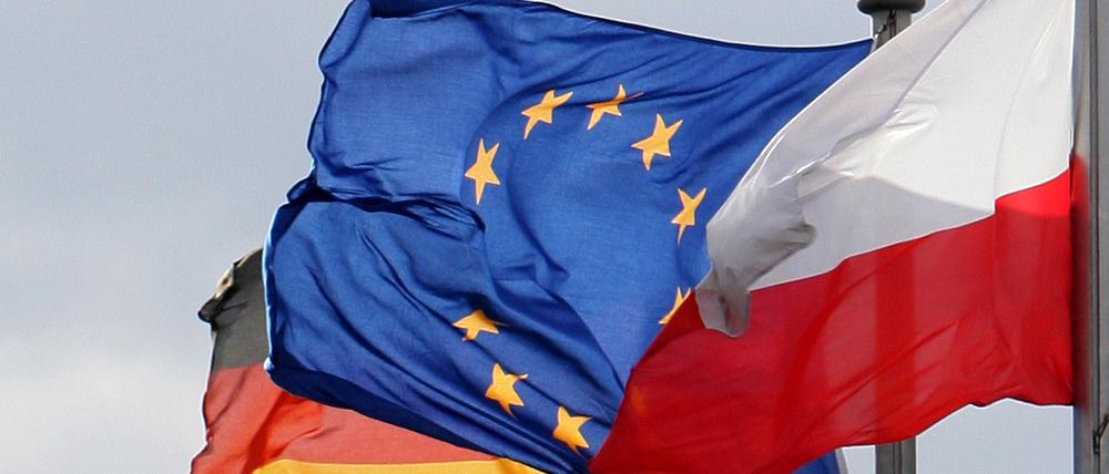 Am deutsch-polnischen Grenzübergang in Frankfurt (Oder) wehen die Fahnen von Deutschland, der Europäischen Union (EU) und von Polen.