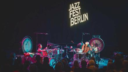 Atomistische Klangereignisse. Yuko Oshima (links) und Hamid Drake im Haus der Berliner Festspiele. 