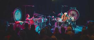 Atomistische Klangereignisse. Yuko Oshima (links) und Hamid Drake im Haus der Berliner Festspiele. 