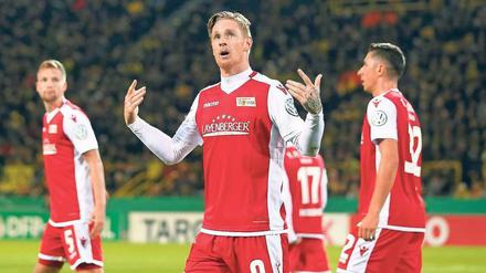 Zieht seinen Hut. Vor 8000 mitgereisten Fans schoss Sebastian Polter Union mit zwei Treffern im Pokal gegen Dortmund in die Verlängerung.